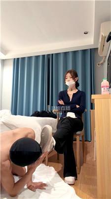 【妍妍s】Crotch humiliation - forced to lick dirty shoes and white socks