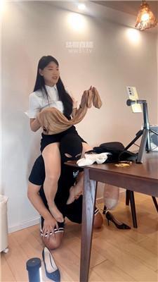 【也狗】is now selling stockings online.